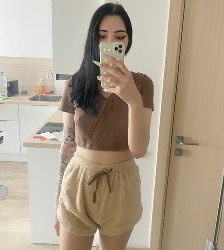 曲線美のランジェリーオンリーファンズ アダルト無料 画像