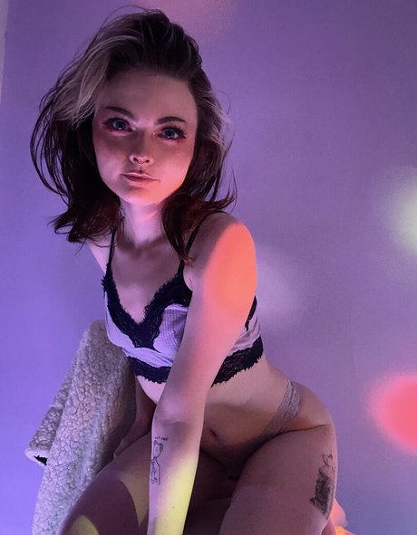 ショートヘアのオンリーファンズ セクシー 写真