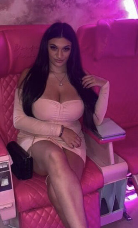 ストリップショー オンリーファンズ 美しい 画像