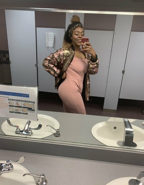 ぽっちゃりブロンドのオンリーファンズ セックス 画像