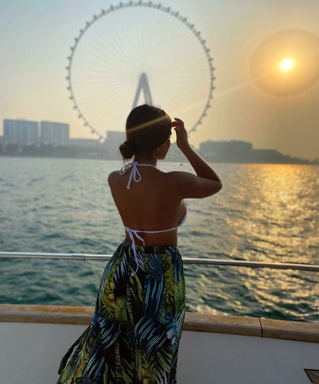 Helia Soltani 完璧なスター 写真