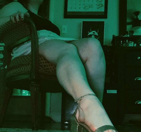 小さなおっぱいオンリーファンズ ホットポルノ 写真