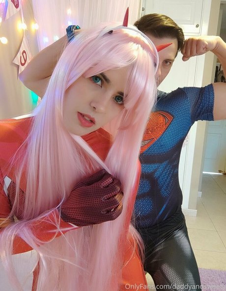 カーリーエボニーオンリーファンズ アートヌード 画像