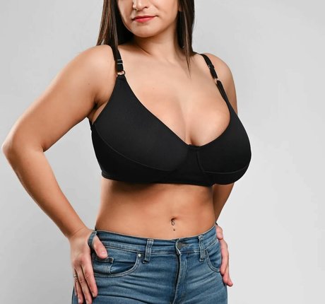 成熟したラテン系オンリーファンズ HD 画像