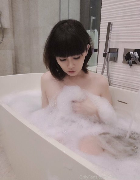 itsbellaadrianna ポルノモデル 画像