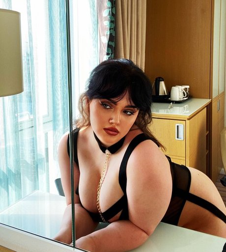 ティーンフィンガリングオンリーファンズ セクシーヌード 写真