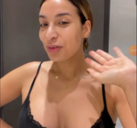 バン・オンリーファンズ ホット裸 写真