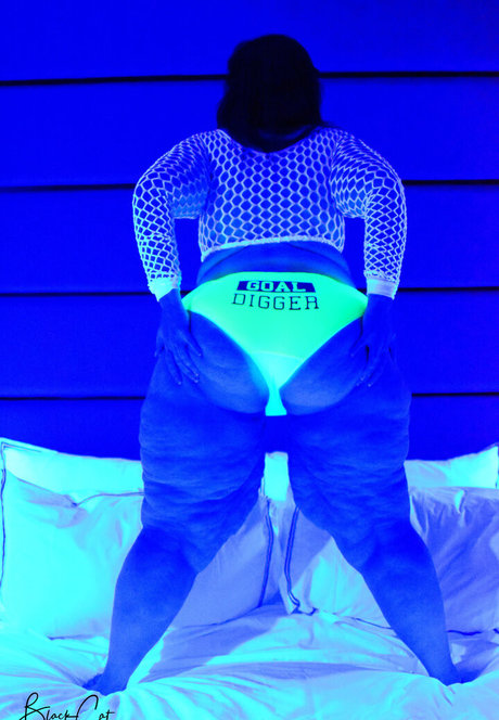 巨乳ストリップオンリーファンズ えろた 画像