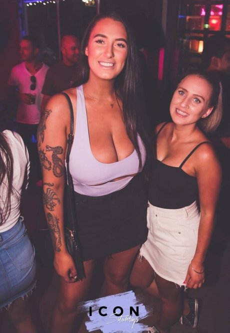 ベビーシッターオンリーファンズ えろ 写真