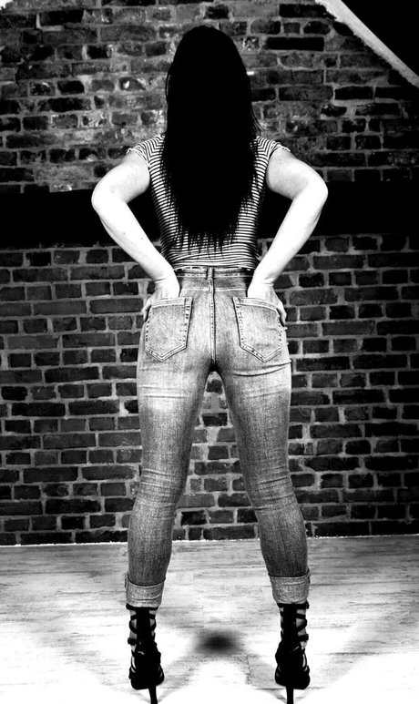 アラブ人妻オンリーファンズ セクシー裸 写真