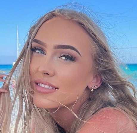 Alia Isenhour セクシーなポルノスター ギャラリー