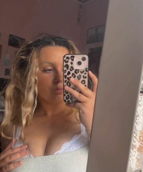 Emily J ポルノスター ヌード 画像