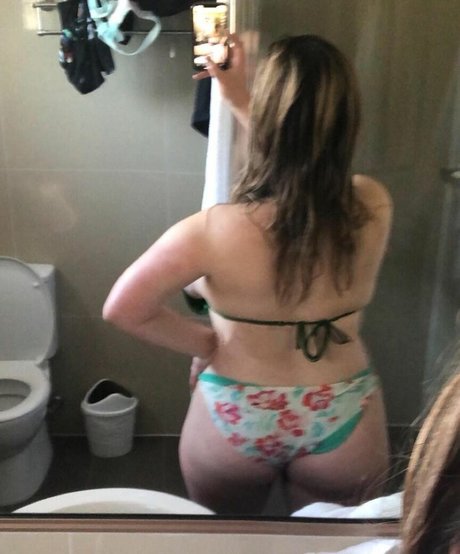 Emily J 裸の女優 画像