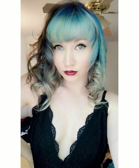 小さいチンポのシーメールオンリーファンズ セクシー裸 写真