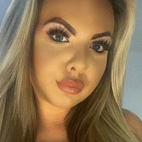 巨乳ストリップオンリーファンズ 美しい裸 画像