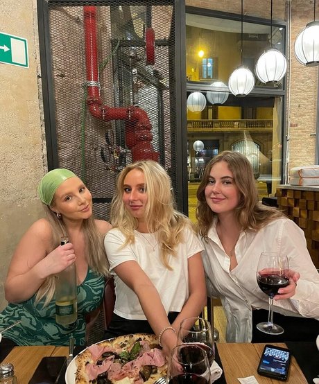 Stina ポルノスター セクシー 画像