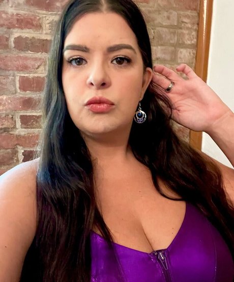 巨乳ストリップオンリーファンズ 無料ポルノ 画像