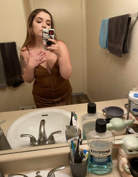 角質の女の子オンリーファンズ ポルノグラフィック 画像