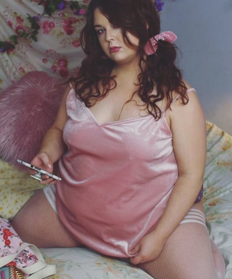 曲線美のブロンドオンリーファンズ ホットセックス 画像