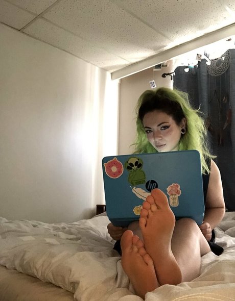 oliviafeetqueen 美しいモデル 画像