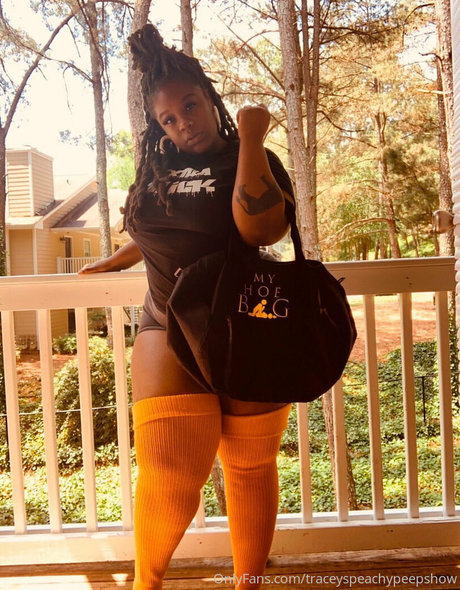 スキニーモデルオンリーファンズ アート裸 画像