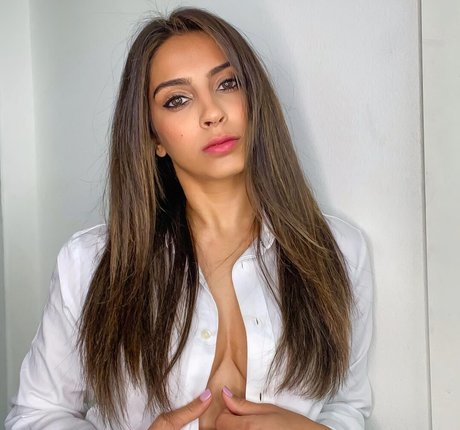 Simmi Singh 限定スター ギャラリー