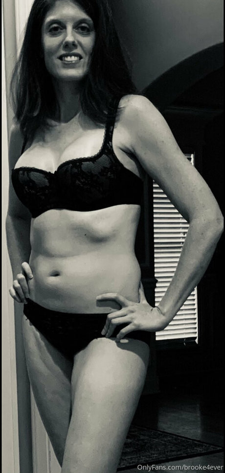 bustybrooke1 独占女優 写真