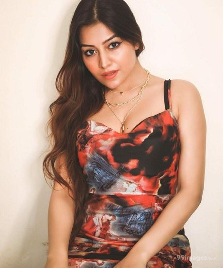 Simran Kaur Hundal セクシーモデル 写真