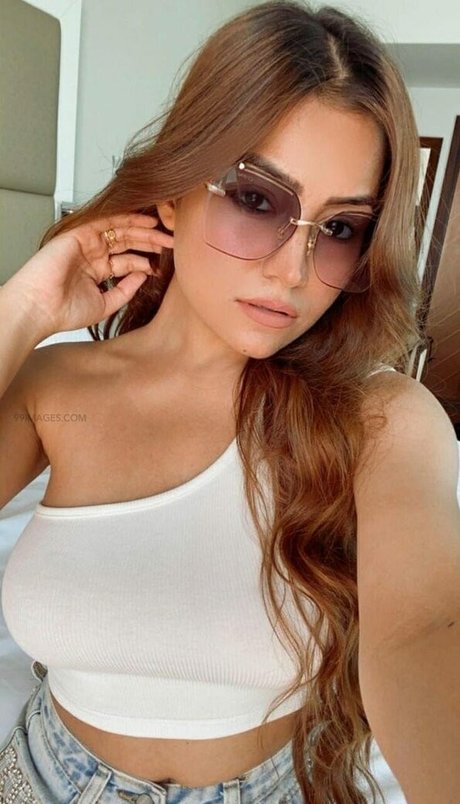 Simran Kaur Hundal ポルノスター エロティック 画像