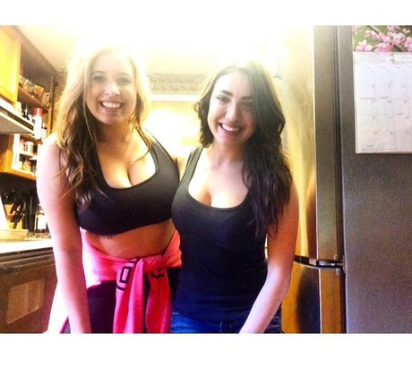 大きなプッシー唇オンリーファンズ セクシーヌード 写真