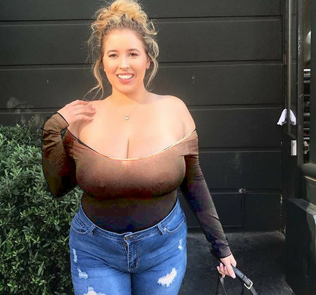 セクシーなブルネットのオンリーファンズ セクシー裸 画像