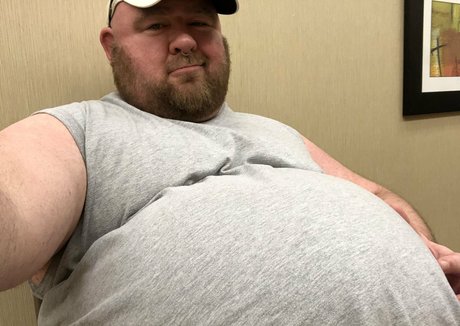 バン・オンリーファンズ ヌード 画像