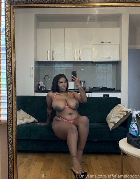 オイルを塗った巨乳オンリーファンズ セクシーヌード ギャラリー