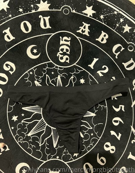 mercymorgbigtitsgoth ポルノスター 独占 写真