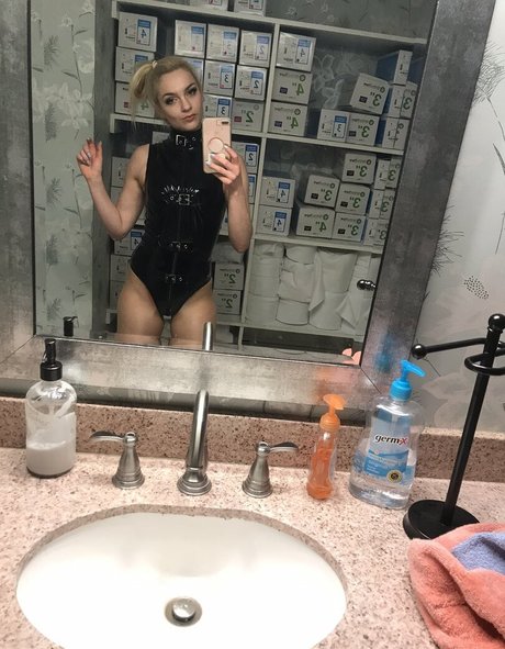 アジア人のティーンの足 オンリーファンズ 美しいヌード 写真