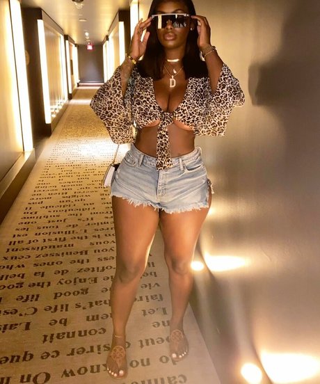 NonnieBaby 最高のモデル 写真