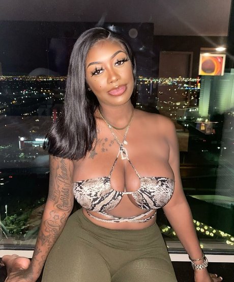 ヌード熟女オンリーファンズ ホットヌード 写真