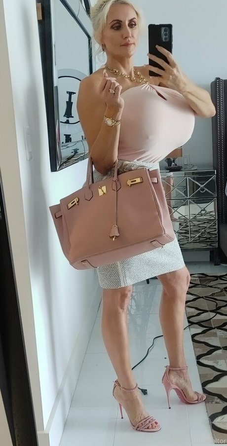 曲線美のブロンドオンリーファンズ アートxxx 画像