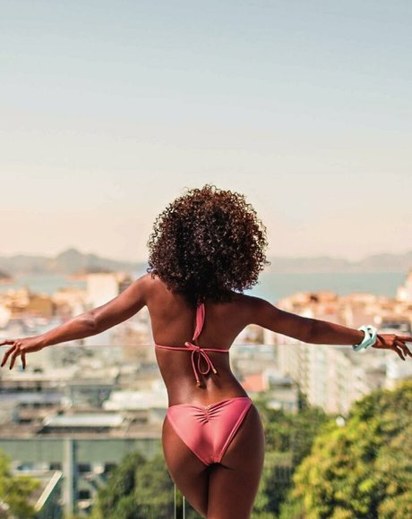 Erika Januza 完璧なスター アーカイブ