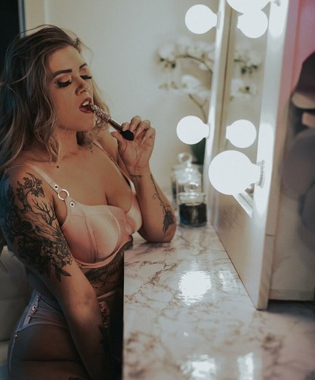 最もホットなティーンオンリーファン ヌード 写真