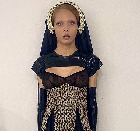 adjust rain ヌード女優 ギャラリー