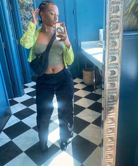 Imani Hakim ポルノモデル 写真