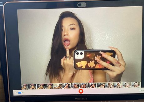 金髪の筋肉オンリーファンズ エロチック 写真