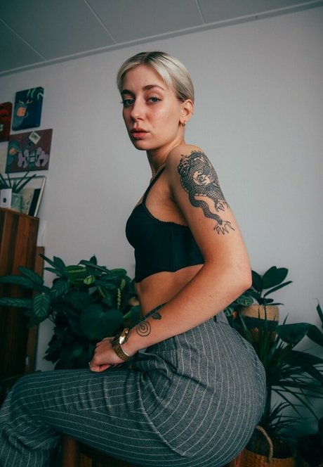 ヌード妻オンリーファンズ xxx 写真