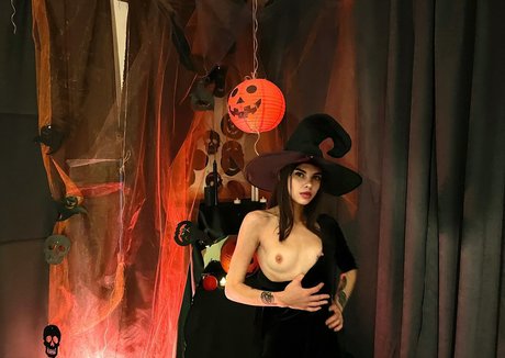 曲線美のランジェリーオンリーファンズ セクシーヌード 写真