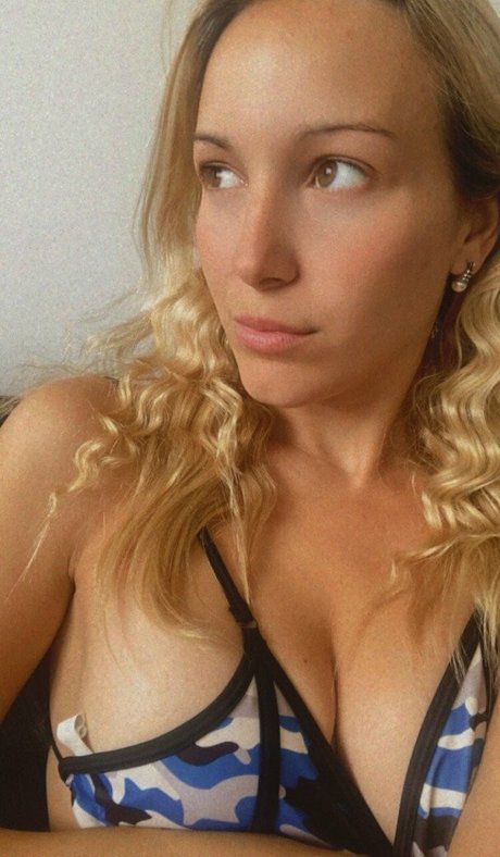 巨乳ストリップオンリーファンズ ポルノ 画像