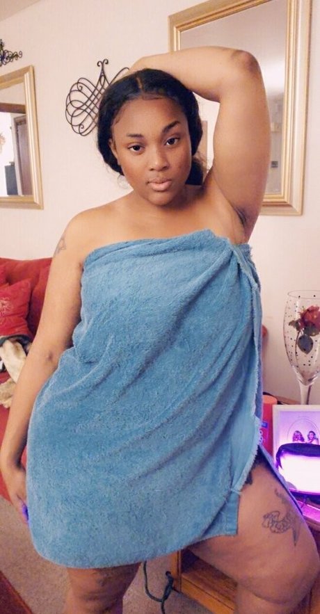 黒髪の熟女オンリーファンズ ポルノ 画像