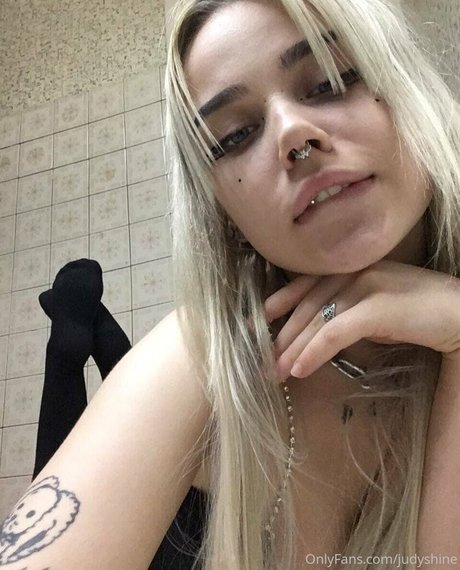 アマチュアブロンドオンリーファンズ セクシー裸 写真