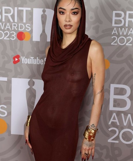 Rina Sawayama セックススター 画像