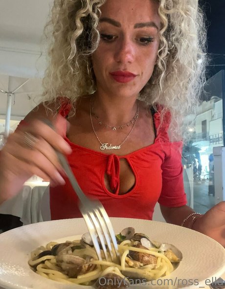 ross ella 裸のポルノスター ギャラリー